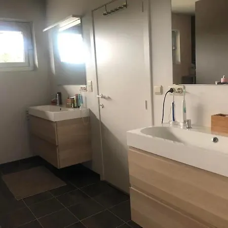 La Maison Noire Au Coin *